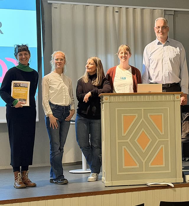 Fem föreläsare uppställda